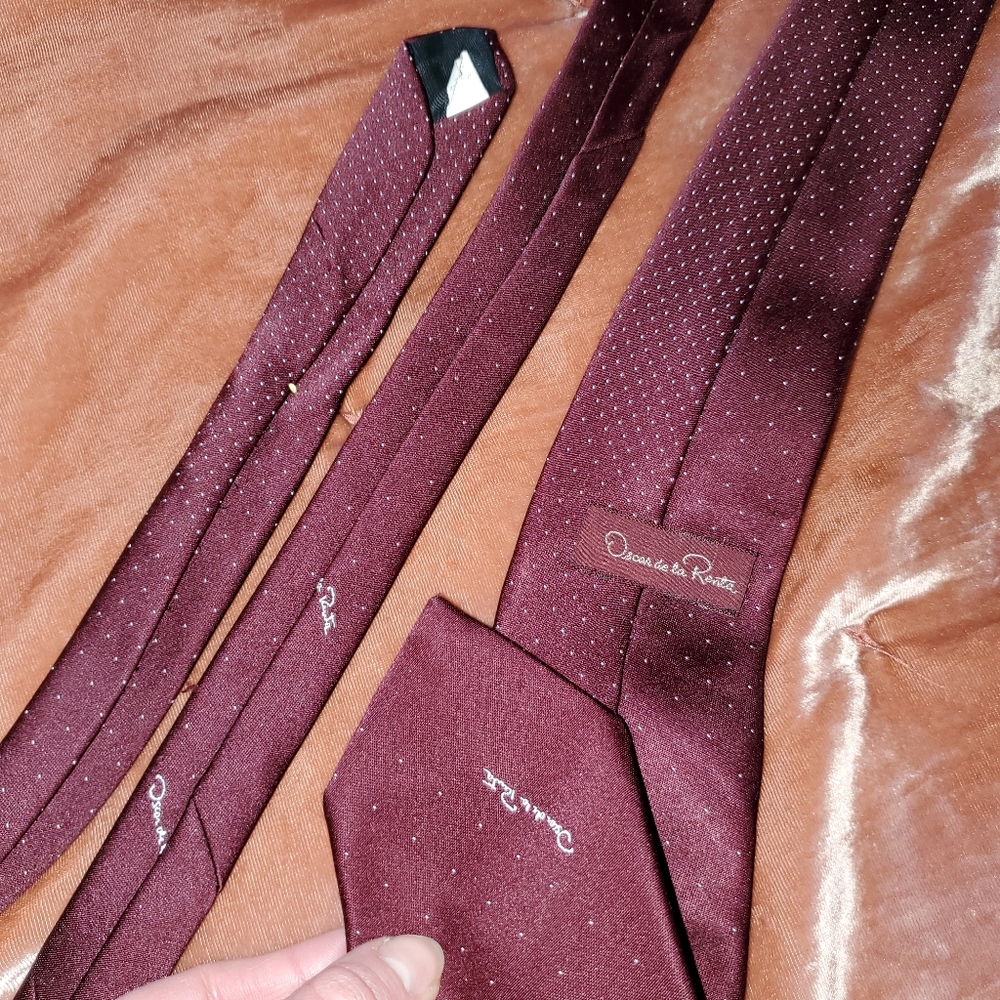 Red Oscar de la Renta tie w polkadots - Picture 9 of 12